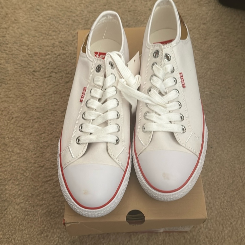 Brand new Levi’s Stan buck sneakers size 10 white